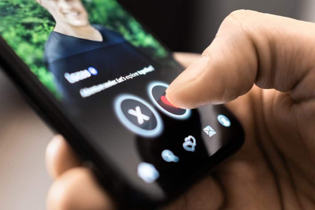 Diskretna komunikacija u vezama: gdje je granica flerta?